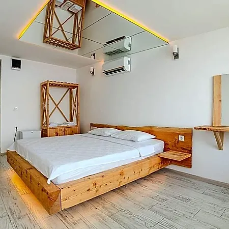 Giritli Meyhanesi & Butik Karaburun (Izmir)