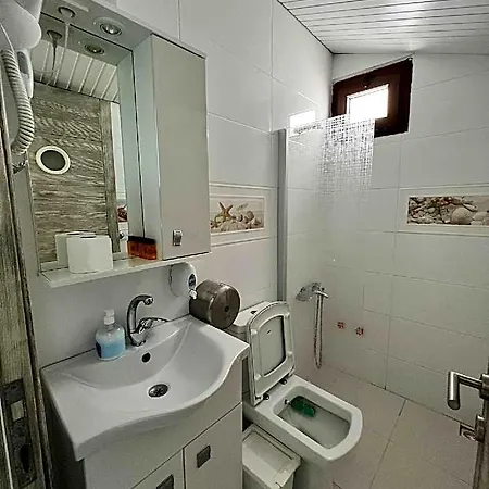 Giritli Meyhanesi & Butik Hotel Karaburun (Izmir)